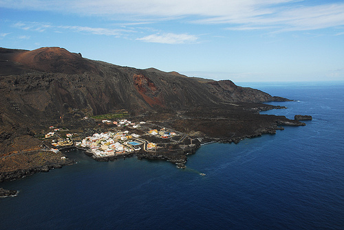 El fuego sigue bajo Canarias