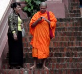 Monje comunicándose. 