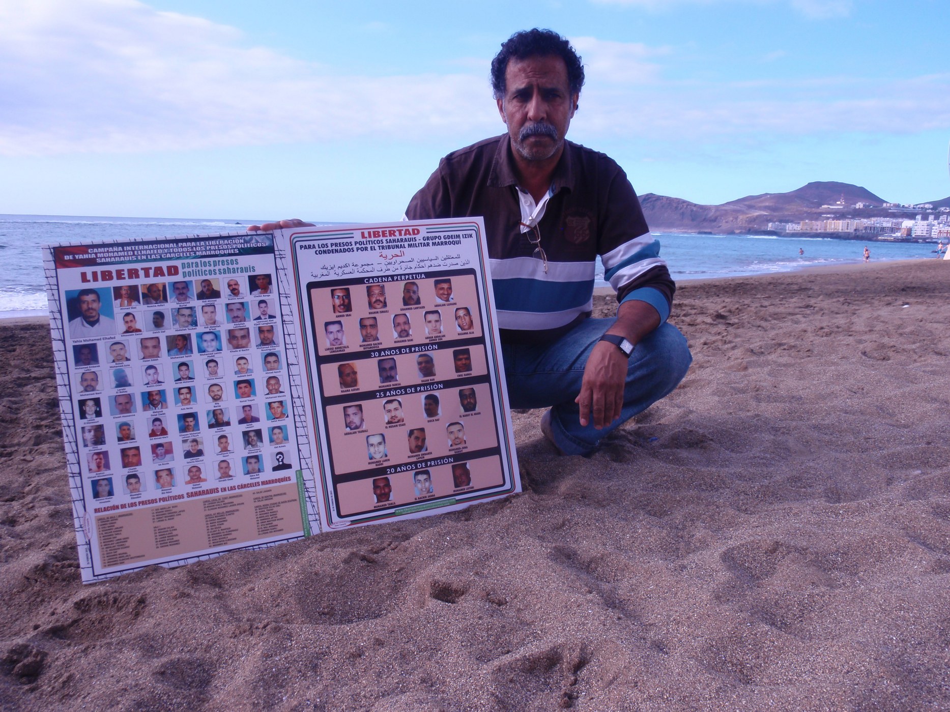 Omar con las fotos de los presos.