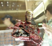 Robert Downey Jr. caracterizado como Iron Man (V. Wei)