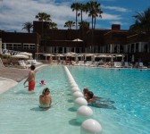 Turistas 'todos incluidos' en el Riu Palace de Maspalomas.