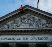 Activista de  Greenpeace en lo alto del  Congreso (Foto: Greenpeace)