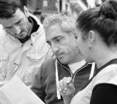 El periodista Jon Sistiaga y miembr@s de la plataforma.