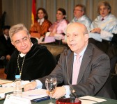 Wert (dcha) en un acto de la Uned.