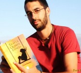 Jorge Cáceres Hernández con un ejemplar de 'Tras la quinta esencia' retratado por Dory Hernández.