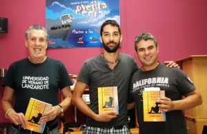 Jorge Cáceres Hernández junto a miembros del programa La ovejita negra.