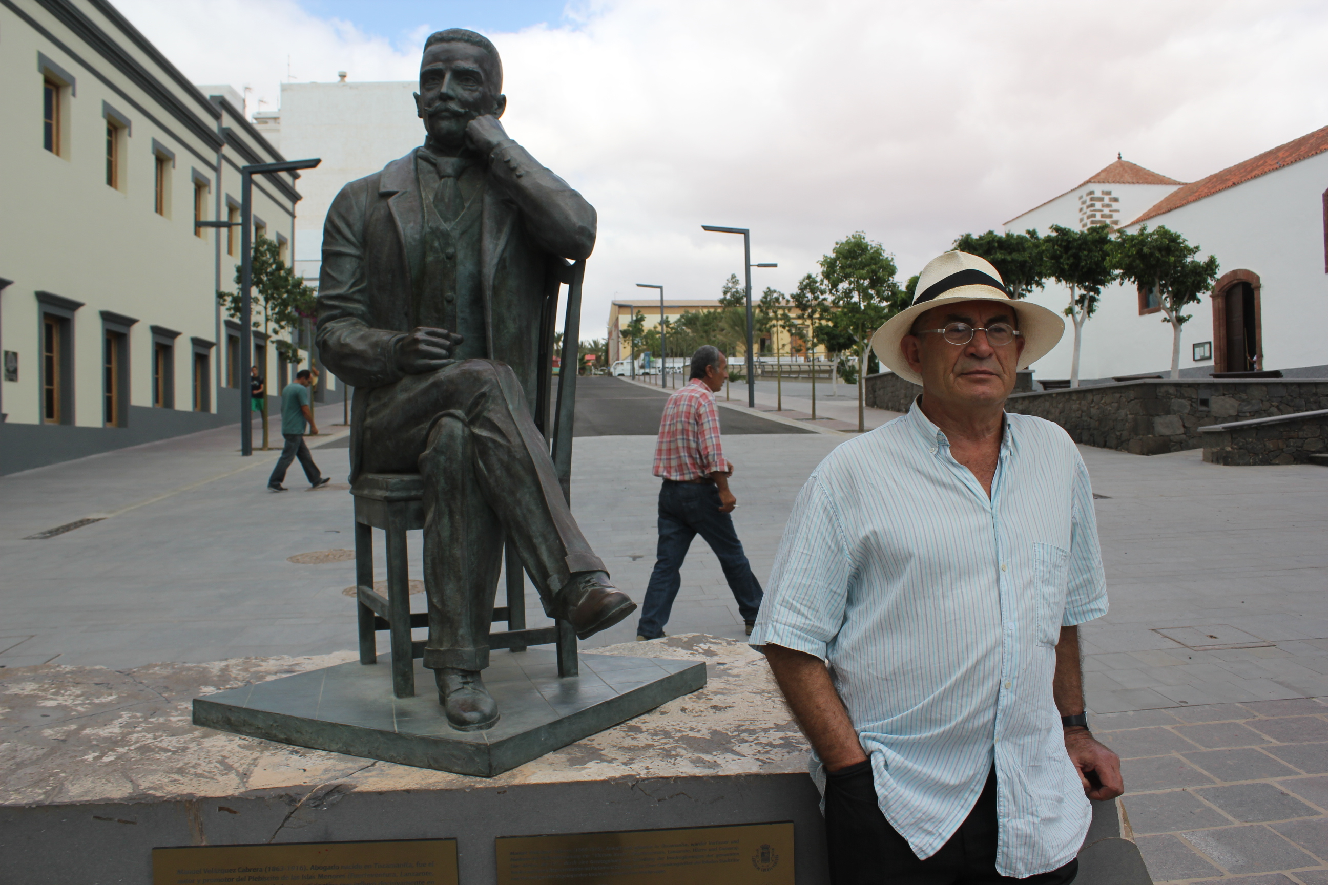 Juan Madrid junto al fundador de los cabildos, Manuel Velázquez, en Fuerteventura.