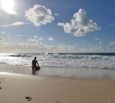 Turista meditando frente al mar en La Graciosa (Canarias). Imagen de Susanne Winter. 