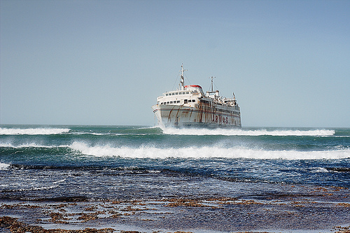 El Assalama, encallado frente a Tarfaya. (Imagen de Andrez_1 vía Flickr).