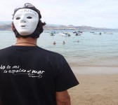 Un miembr de oceánica.com en el acto de la Puntilla (Las Palmas de Gran Canaria, Canarias) contra el petróleo.